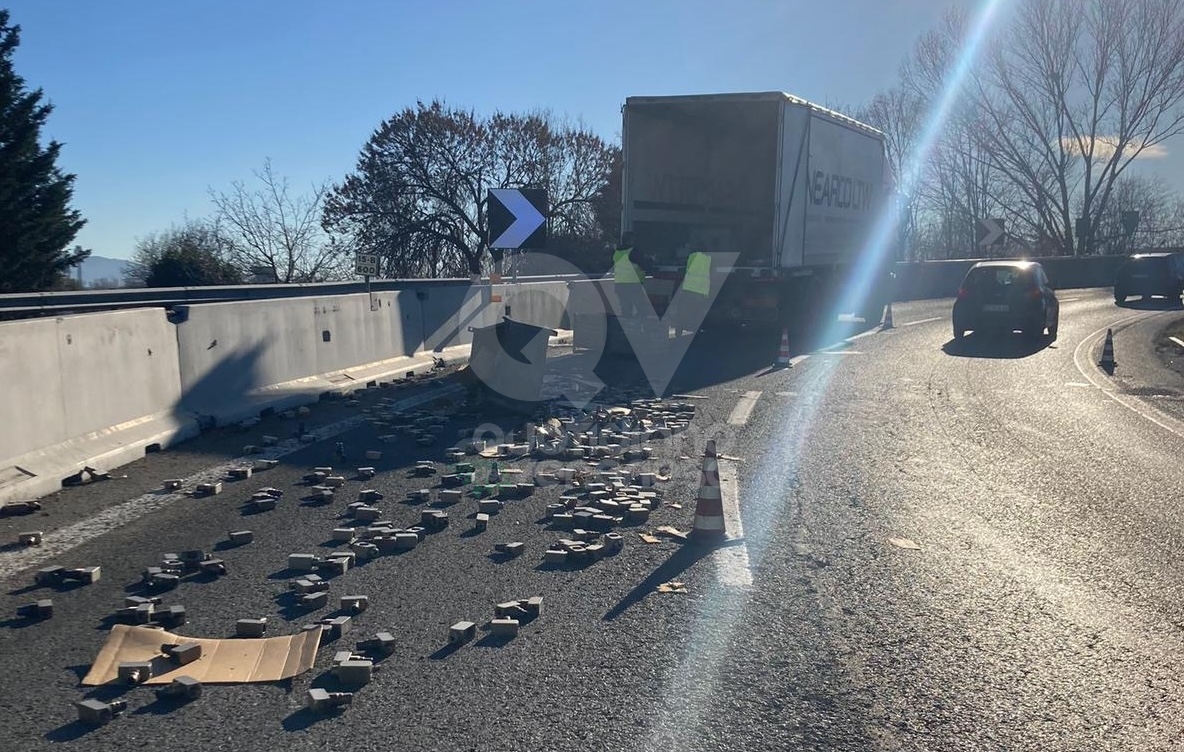 INCIDENTE IN TANGENZIALE A BORGARO Tir Perde Il Carico Disagi Nello