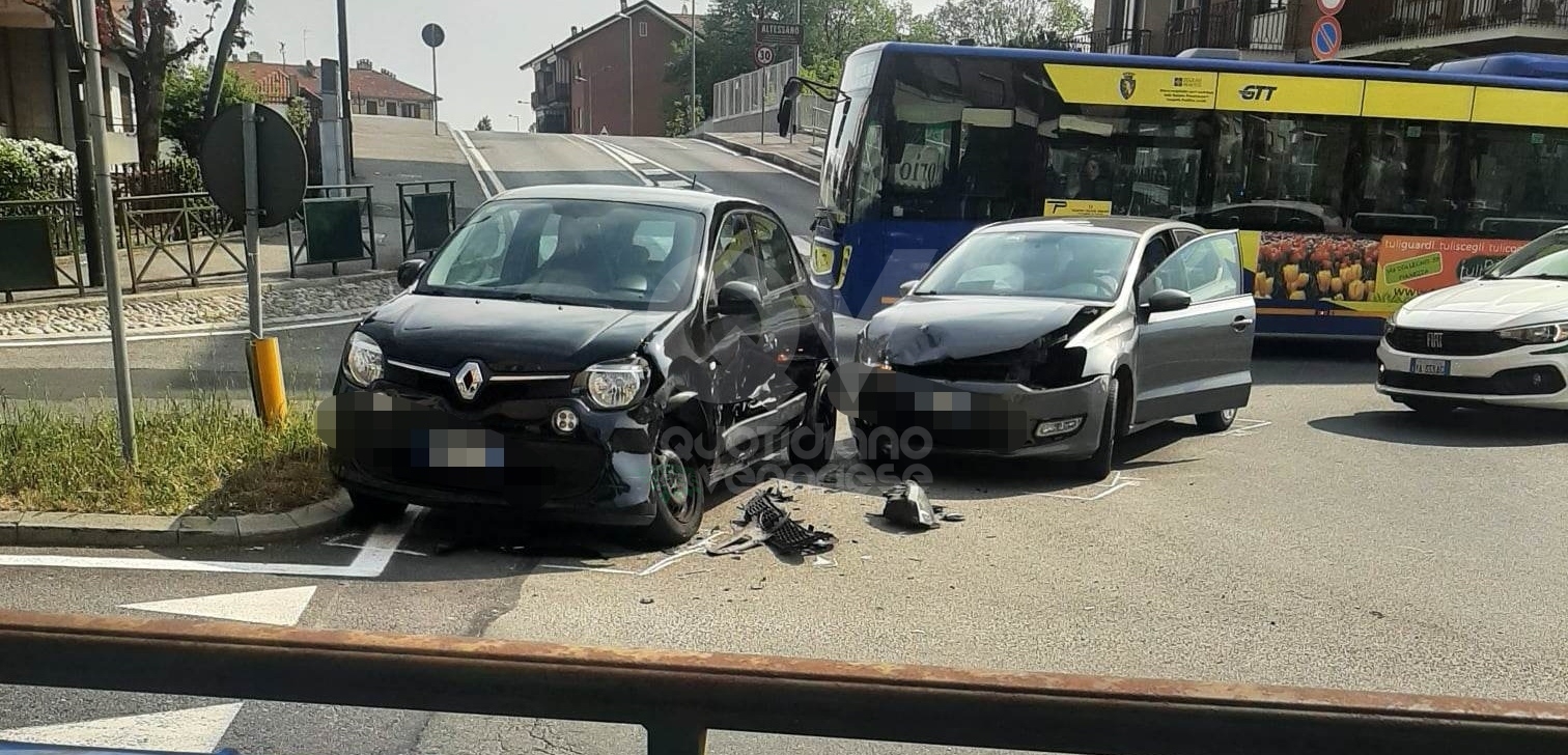 INCIDENTE A VENARIA Scontro Fra Due Auto In Corso Garibaldi Una