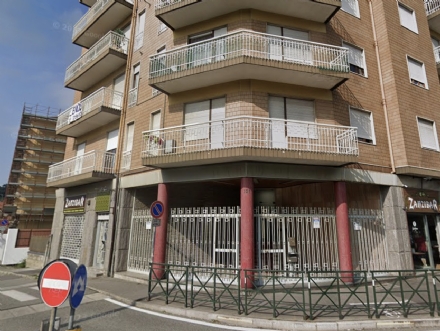 PAURA A RIVOLI - Si sporge troppo e precipita nel balcone al piano di sotto: ricoverata in ospedale