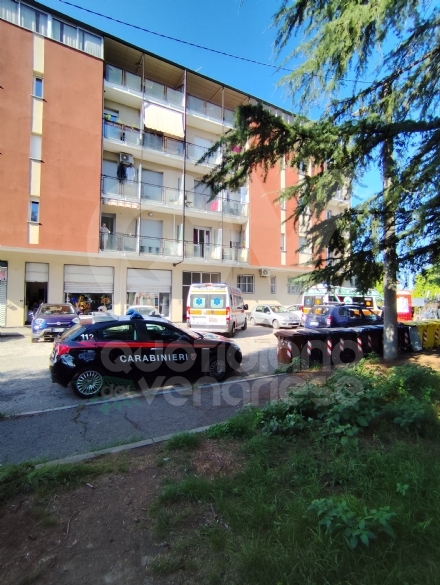 TRAGEDIA A VENARIA - Si getta dalla finestra: muore donna di 67 anni