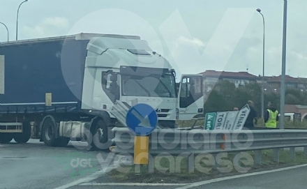 INCIDENTE A VENARIA - Tir perde il controllo e finisce contro i cartelli stradali - FOTO