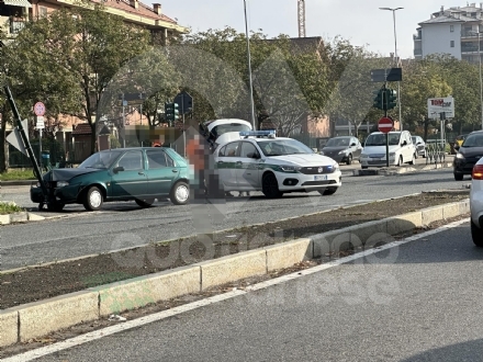 INCIDENTE FRA VENARIA E TORINO - L'auto finisce contro un palo: conducente ferito