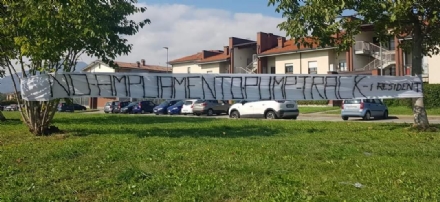 PIANEZZA - Striscione in via Musiné: «No all’ampliamento pump track». Residenti contrari all'opera