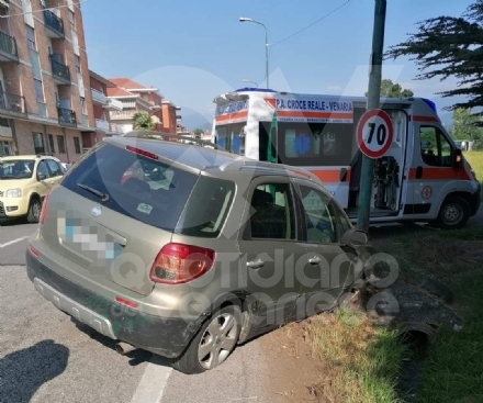 INCIDENTE A MATHI - Scoppia lo pneumatico e finisce contro un palo: un ferito - FOTO