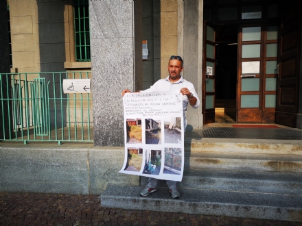 VENARIA - La protesta di Davide Iacobone: «Quando pulirete il vecchio lavatoio?»