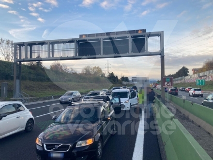 INCIDENTE IN TANGENZIALE A COLLEGNO - Quattro mezzi coinvolti, due feriti - FOTO