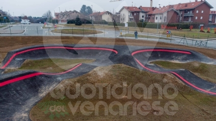 PIANEZZA - Sabato l'inaugurazione della pista di Pump Track, per bici, skate, roller e monopattini