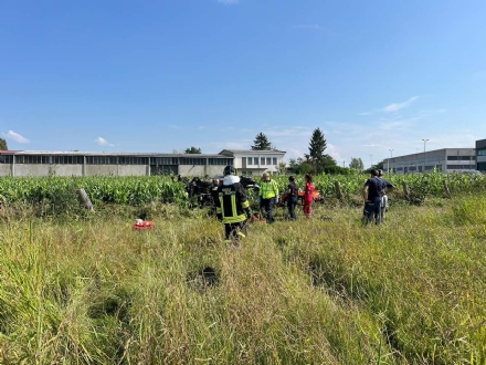 INCIDENTE A GIVOLETTO - Perde il controllo dell'auto e finisce nel campo di mais - FOTO