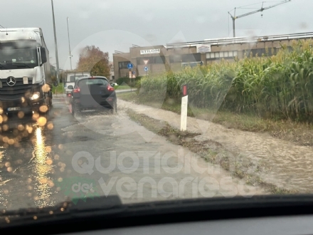 MALTEMPO - Torna la pioggia: disagi, strade allagate e rallentamenti al traffico - FOTO