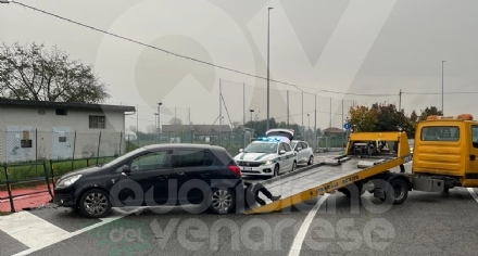 INCIDENTE A BORGARO - Finisce con l'auto contro la ciclabile e fugge via a bordo di un taxi