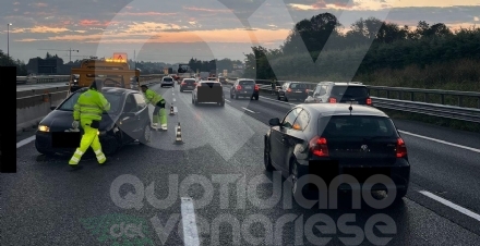 INCIDENTE IN TANGENZIALE A RIVOLI - Tir perde una ruota, tre auto la colpiscono: code e disagi - FOTO