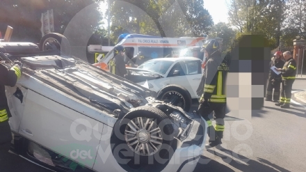 INCIDENTE TRA FIANO E ROBASSOMERO - Perde il controllo dell'auto, ne colpisce un'altra e si ribalta: donna ferita