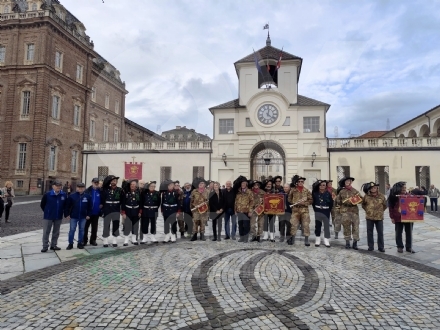 VENARIA - Concerto «inaspettato» della Fanfara dei Bersaglieri di Abbiategrasso dopo la gita in Reggia - FOTO E VIDEO