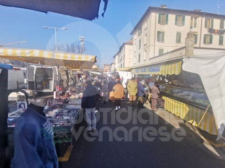 VENARIA - Gli ambulanti del «Goia» raccolgono le firme: «Il mercato torni in viale Buridani»