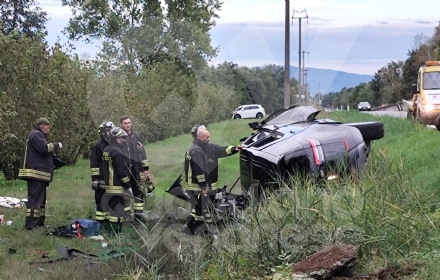 INCIDENTE A ROBASSOMERO - Auto finisce fuori strada: conducente ferito, cane morto - FOTO