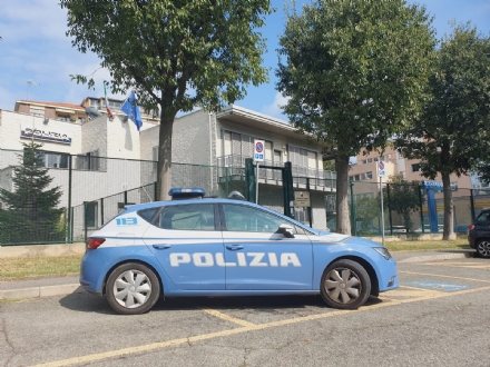 ALLARME A RIVOLI - Bottiglia incendiaria sotto la macchina: auto danneggiata. Artificieri sul posto