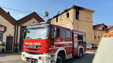 INCENDIO A CASELLE - In fiamme il tetto del complesso «Lanificio Bona»