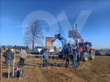 RIVOLI - La protesta degli agricoltori di tutta la nostra zona: trattori sulle strade - FOTO