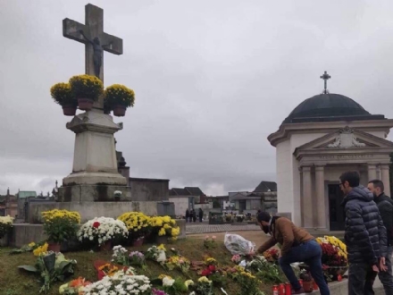 VENARIA - Casapound querela il sindaco Falcone per i fiori tolti al cimitero