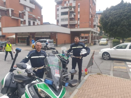 CROLLO PONTEGGIO A RIVOLI - Gli agenti della municipale Bertolino e Maina, i primi a prestare i soccorsi