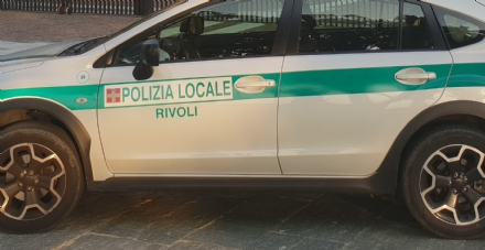 INCIDENTE A RIVOLI - Scontro in via Acqui: auto ribaltata, ferito il conducente