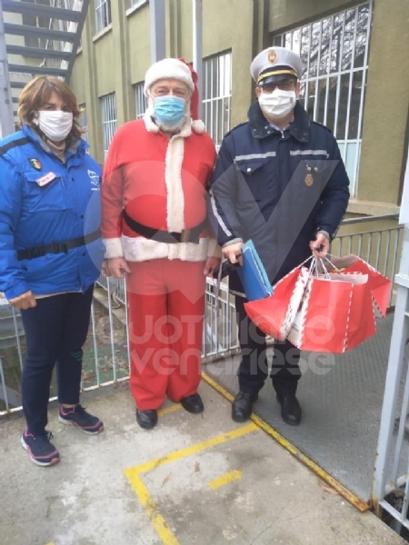 VENARIA - Un panettone a sindaco, forze dell'ordine e associazioni di volontariato: il «grazie» della Pro Loco