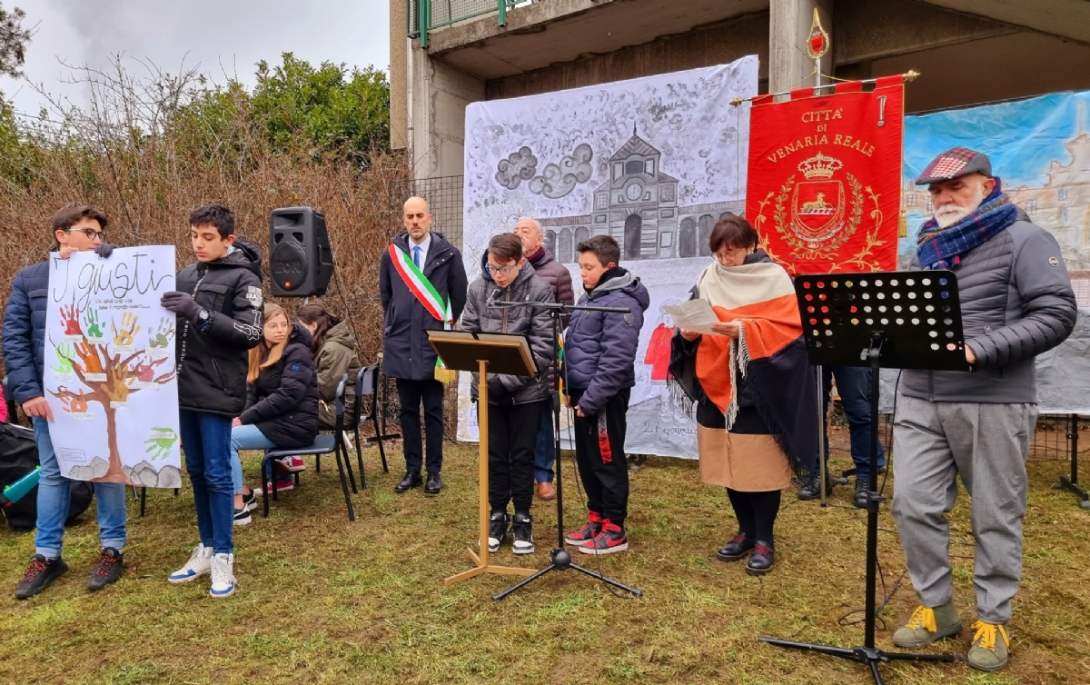 VENARIA - Giorno della Memoria: piantato un ulivo nella scuola Don Milani - FOTO