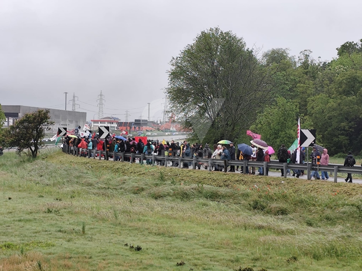 G7 A VENARIA - Corteo di protesta, manifestanti bloccano la tangenziale: caos e code - FOTO