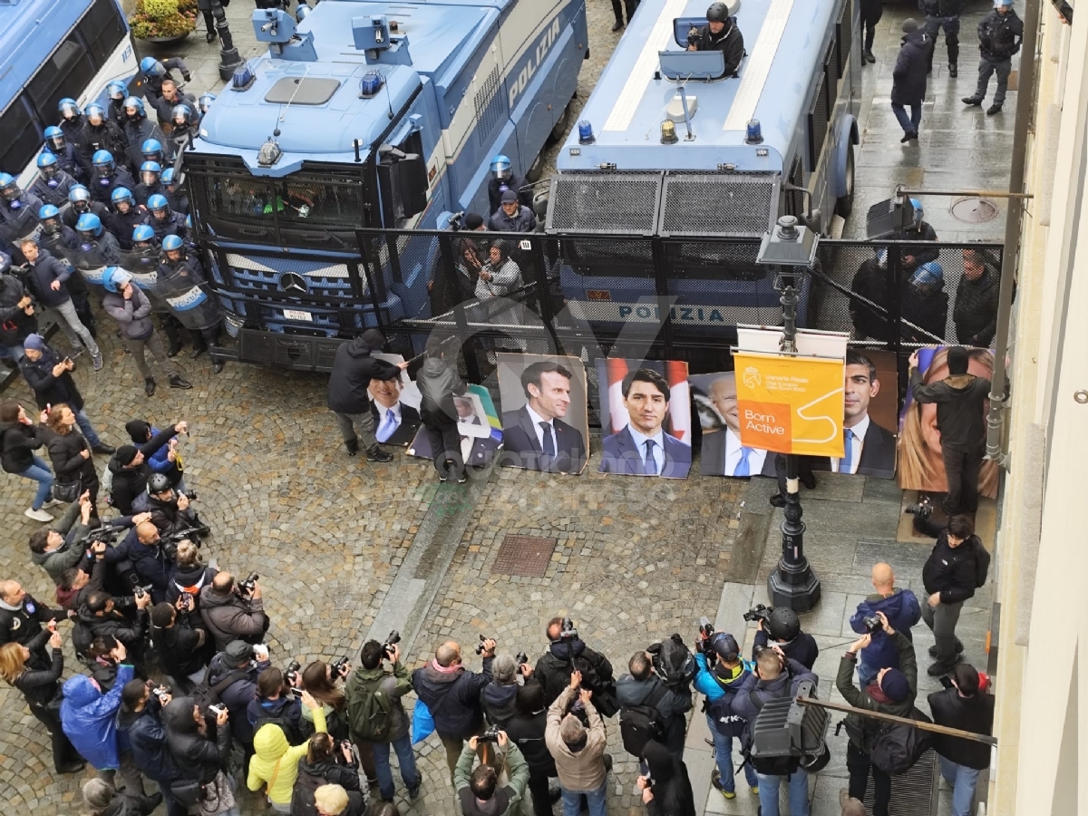 G7 A VENARIA - Manifestanti bruciano i volti dei capi di Stato e una bandiera americana - FOTO e VIDEO