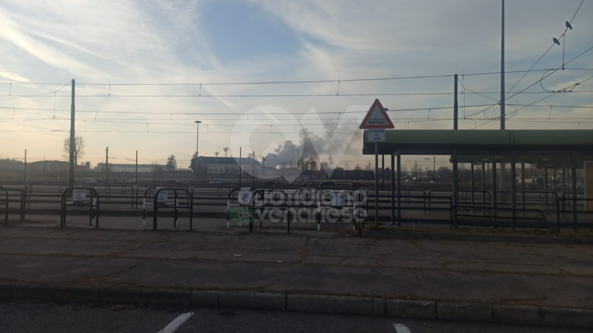 INCENDIO TRA TORINO, SAVONERA E VENARIA - A fuoco dei rifiuti: colonna di fumo visibile a distanza - FOTO