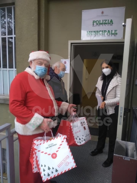 VENARIA - Un panettone a sindaco, forze dell'ordine e associazioni di volontariato: il «grazie» della Pro Loco