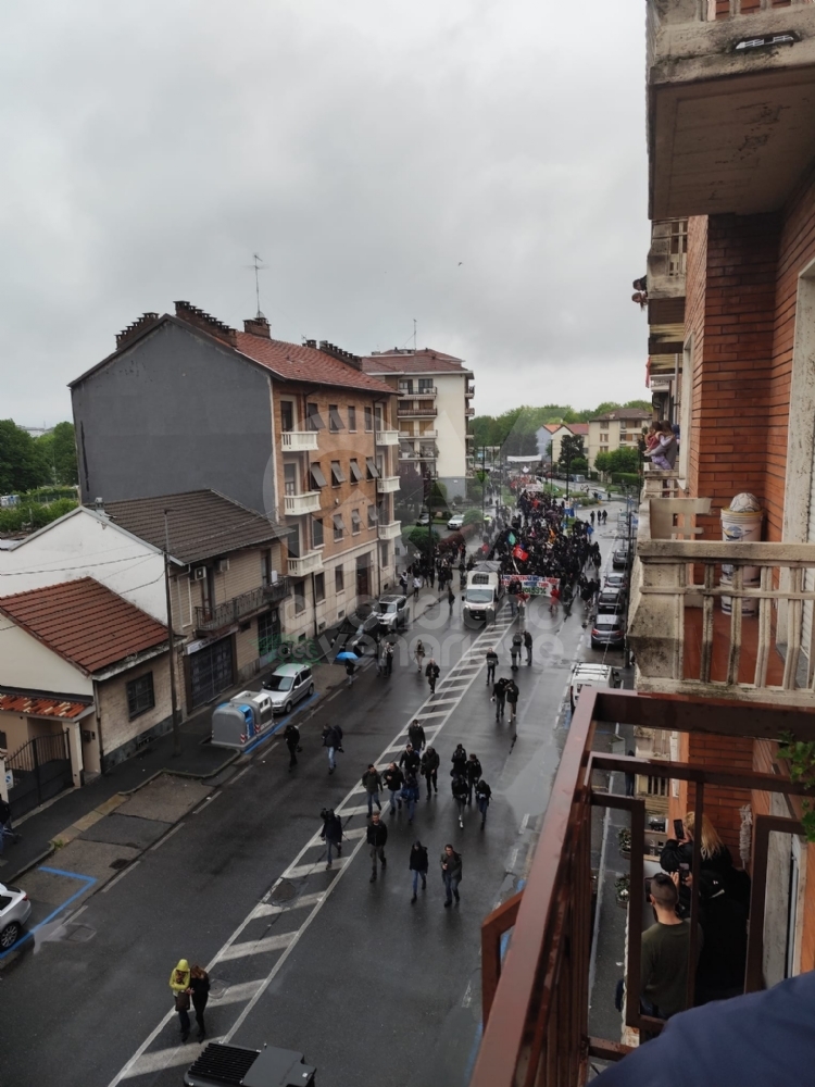 G7 A VENARIA - Corteo di protesta, manifestanti bloccano la tangenziale: caos e code - FOTO