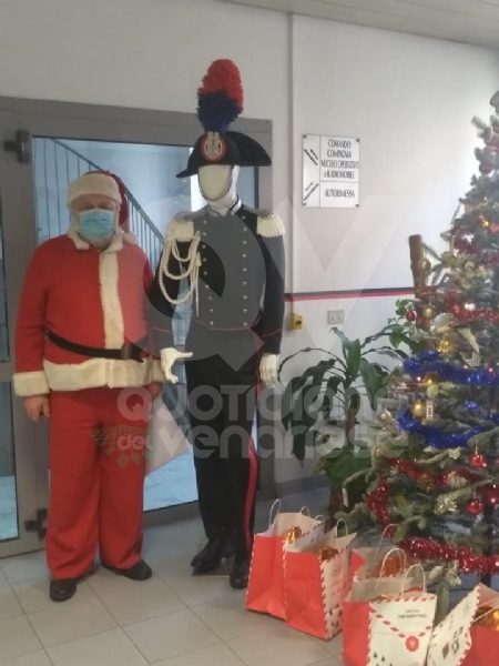 VENARIA - Un panettone a sindaco, forze dell'ordine e associazioni di volontariato: il «grazie» della Pro Loco