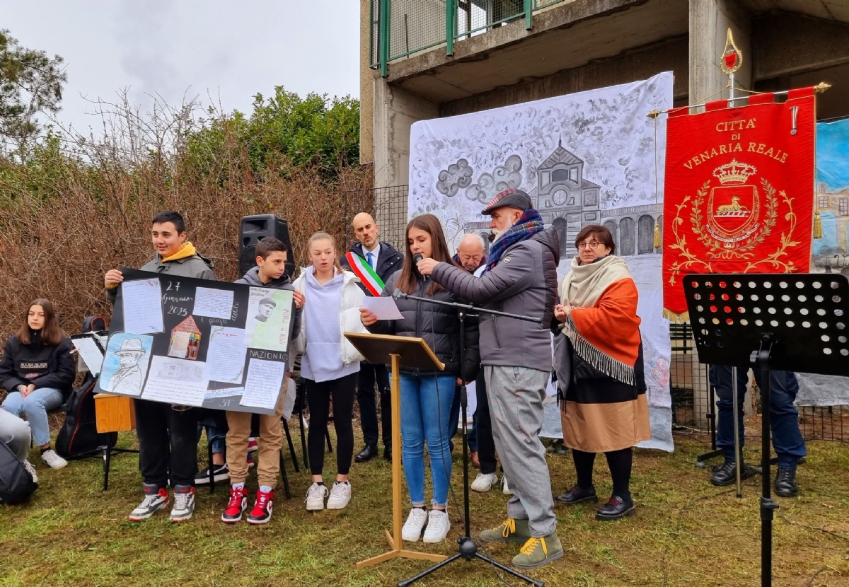 VENARIA - Giorno della Memoria: piantato un ulivo nella scuola Don Milani - FOTO