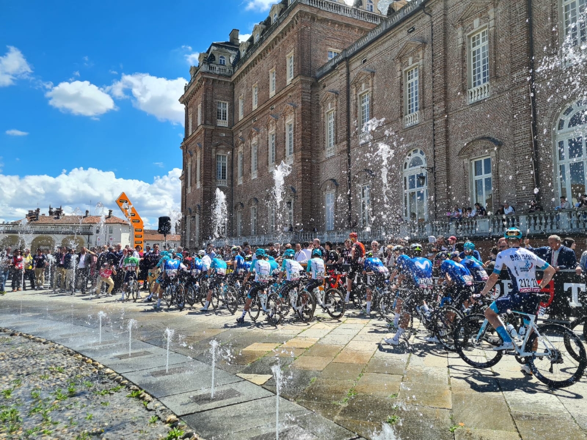 GIRO D'ITALIA A VENARIA - La tappa vinta dall’ecuadoregno Narvaez. Secondo Pogacar - FOTO