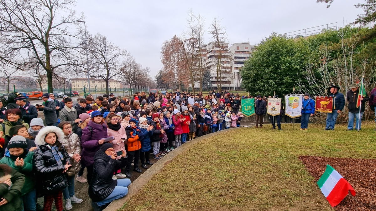 VENARIA - Giorno della Memoria: piantato un ulivo nella scuola Don Milani - FOTO