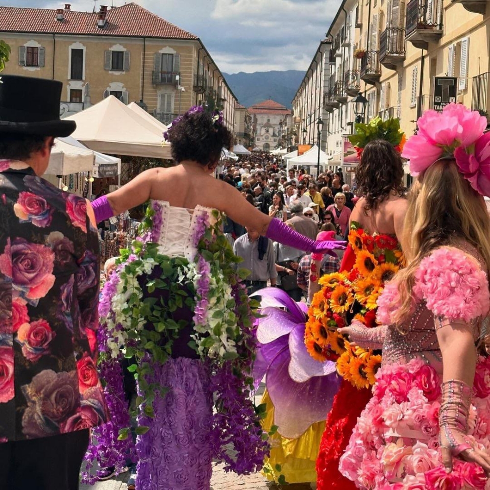 VENARIA - Bagno di folla per la ventesima edizione della «Festa delle Rose» - FOTO