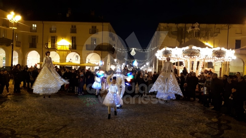 VENARIA - Il grande cervo in piazza Annunziata è stato illuminato: il Natale è iniziato in città