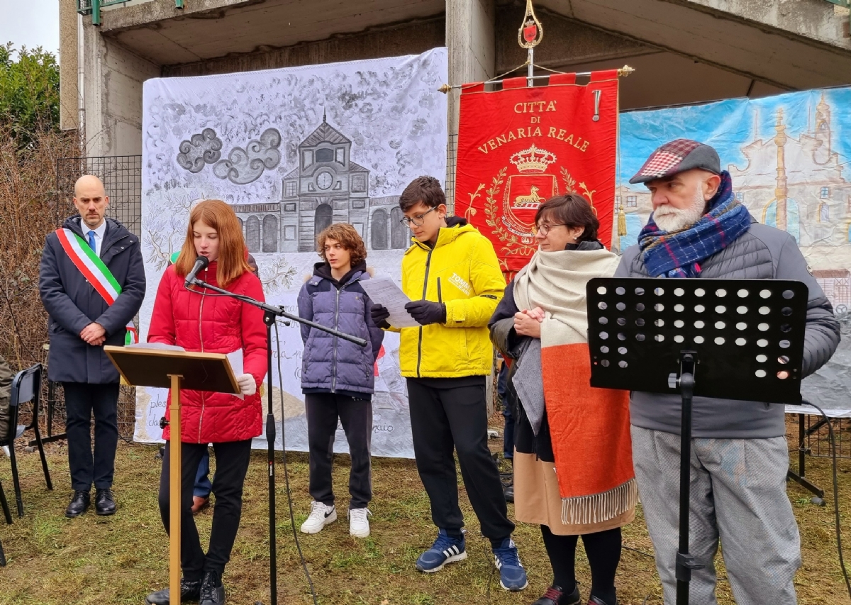 VENARIA - Giorno della Memoria: piantato un ulivo nella scuola Don Milani - FOTO