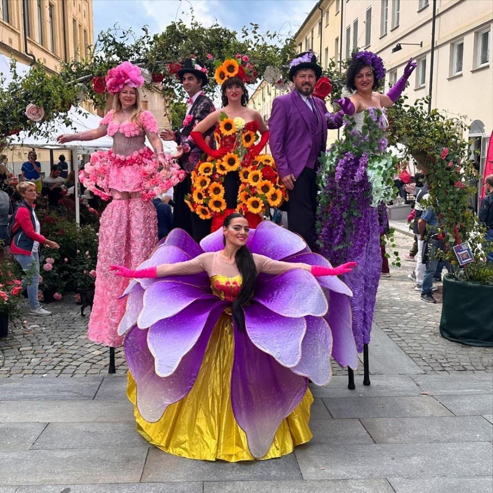 VENARIA - Bagno di folla per la ventesima edizione della «Festa delle Rose» - FOTO