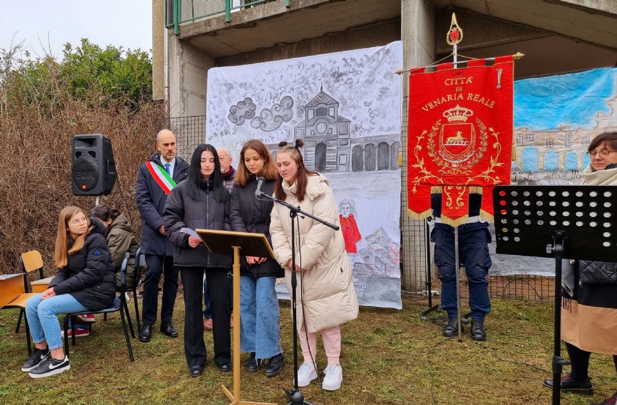 VENARIA - Giorno della Memoria: piantato un ulivo nella scuola Don Milani - FOTO