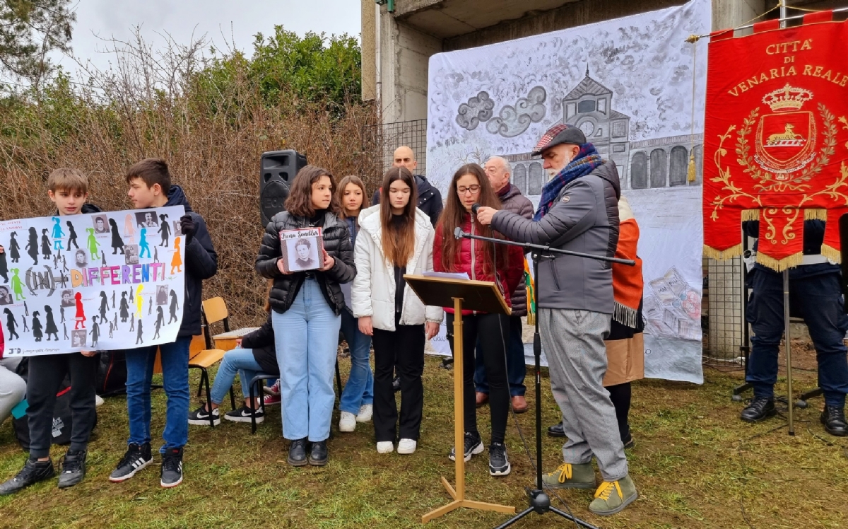 VENARIA - Giorno della Memoria: piantato un ulivo nella scuola Don Milani - FOTO