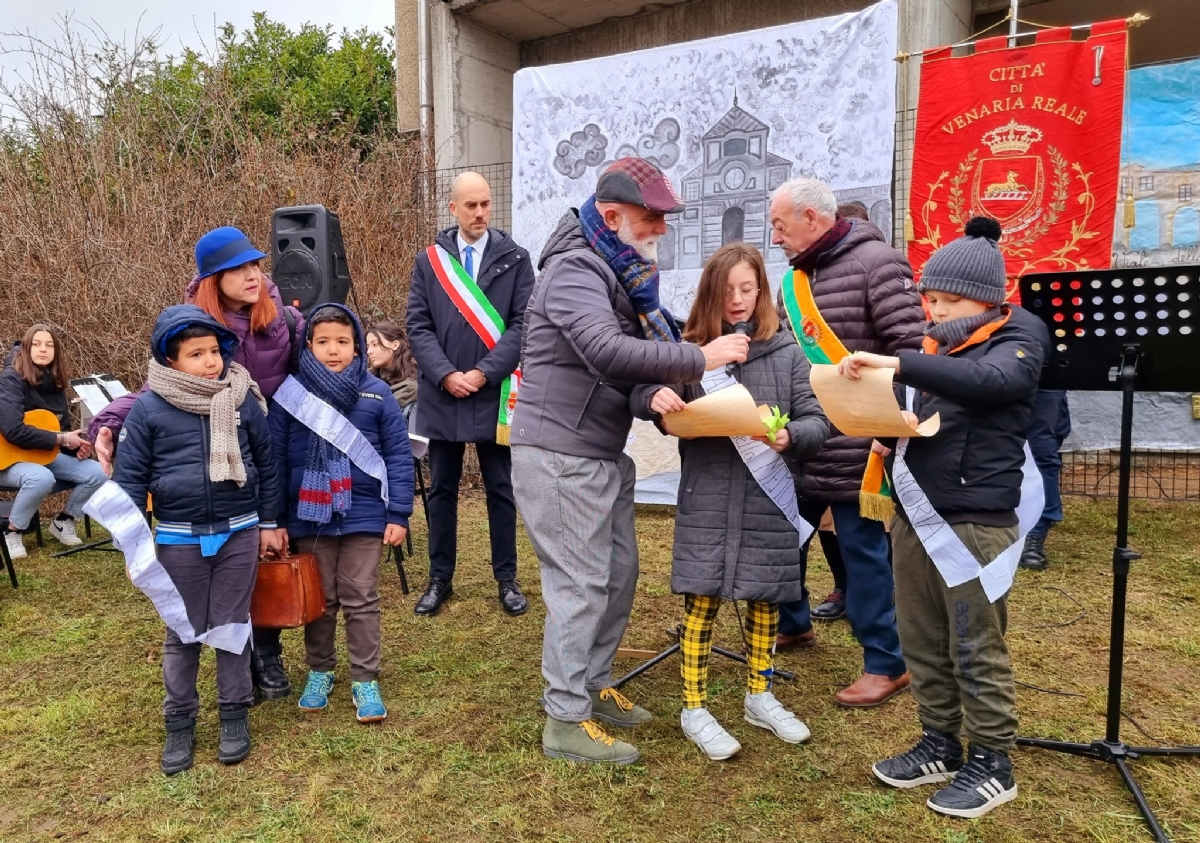 VENARIA - Giorno della Memoria: piantato un ulivo nella scuola Don Milani - FOTO