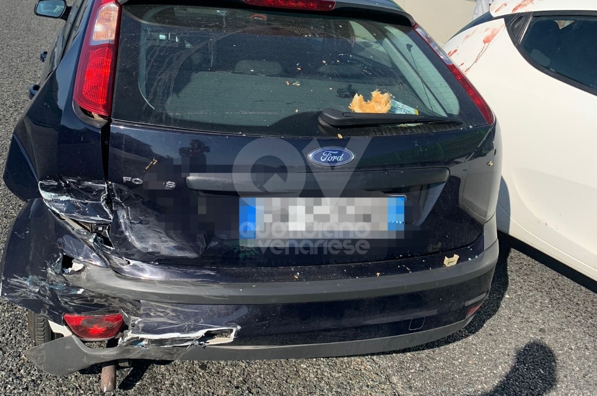 ENNESIMO INCIDENTE IN TANGENZIALE A RIVOLI - Scontro fra tre auto, quattro feriti gravi - FOTO