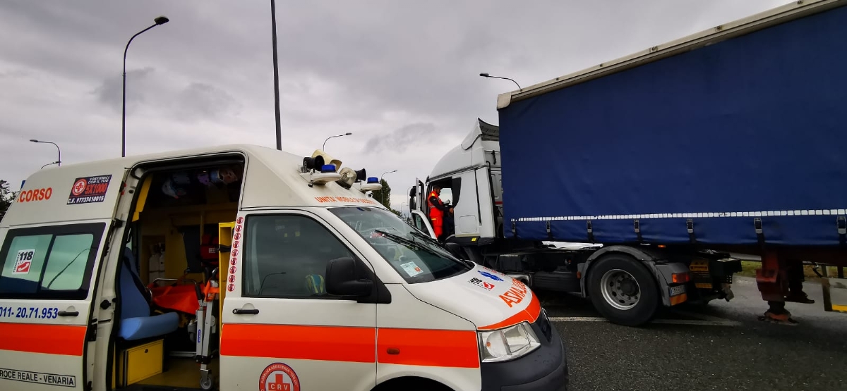 INCIDENTE A VENARIA - Tir perde il controllo e finisce contro i cartelli stradali - FOTO