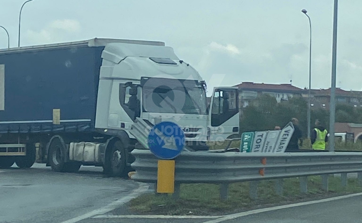 INCIDENTE A VENARIA - Tir perde il controllo e finisce contro i cartelli stradali - FOTO