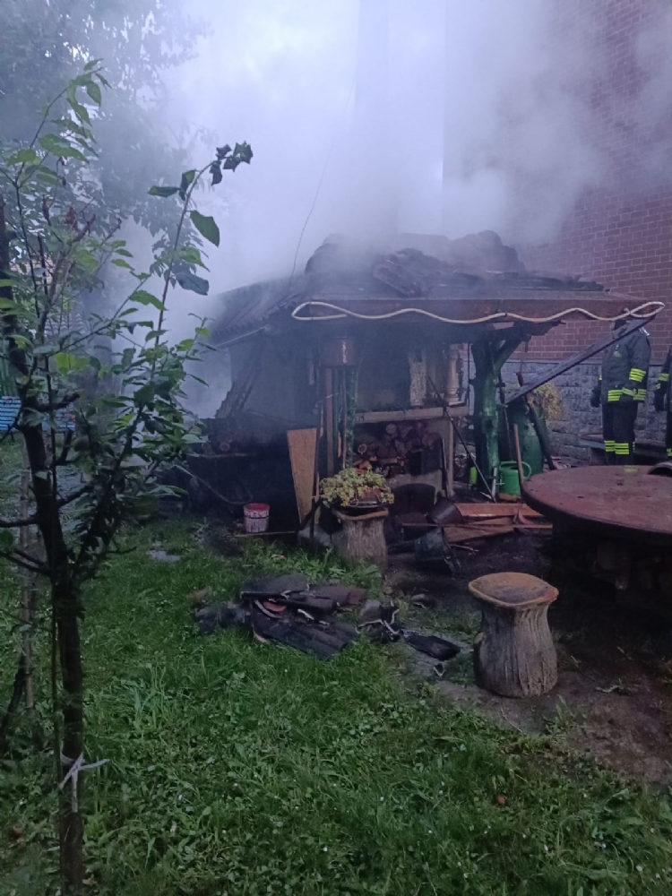 INCENDIO A PIANEZZA - Forno in fiamme nel giardino di un'abitazione - FOTO