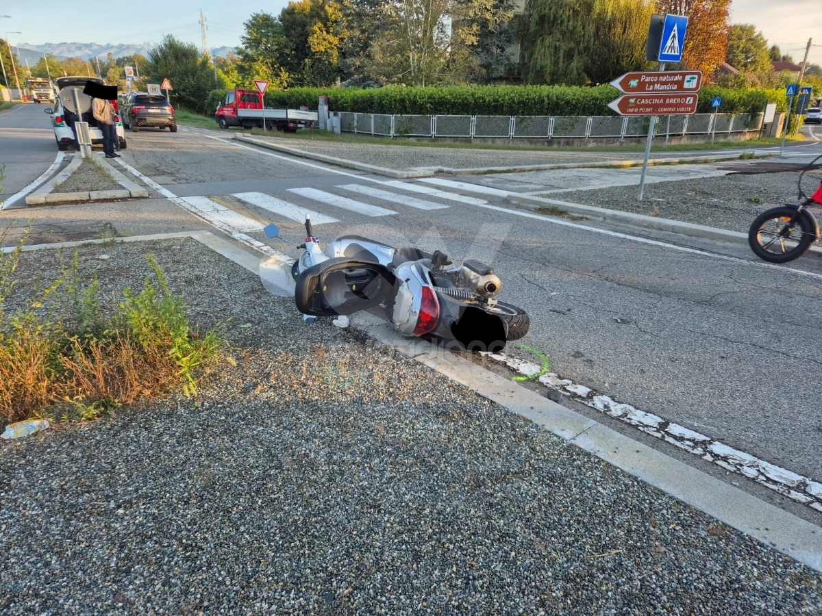 INCIDENTE A VENARIA - Scontro scooter-auto: due feriti in via Cavallo - FOTO