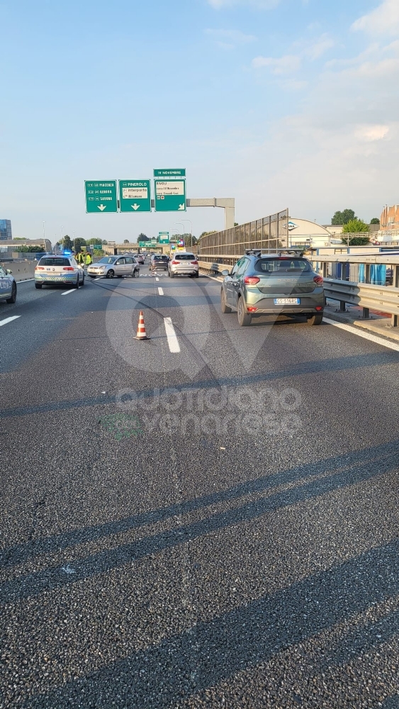 INCIDENTE IN TANGENZIALE A RIVOLI - Scontro fra due auto, una si ribalta: tre feriti - FOTO