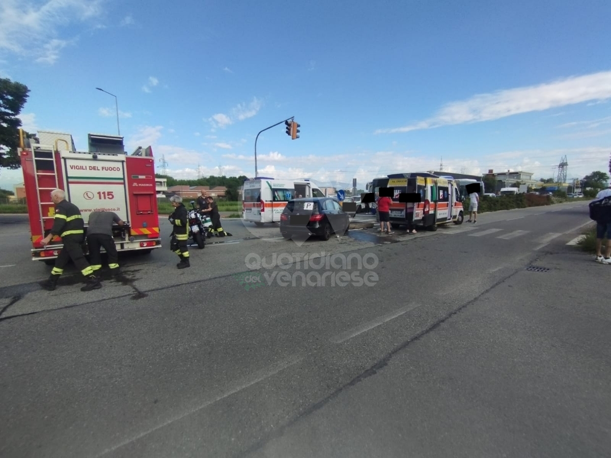 INCIDENTE A VENARIA - Scontro fra due auto in corso Garibaldi: tre feriti - FOTO